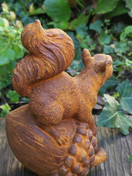 Gusseisen Eichhörnchen auf Eichel