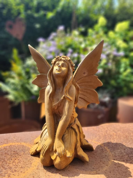 Gusseisen Elfe Honey knieend, mit Edelrostfinish