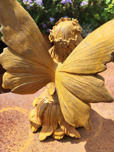 Gusseisen Elfe Honey knieend, mit Edelrostfinish