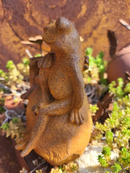 Gusseisen Froschpaar auf Stein