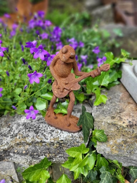 Gusseisen Frosch Herbert mit Gitarre