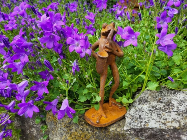 Gusseisen Frosch Herbert mit Saxophon