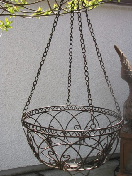 Hängekorb Spiralmuster aus Metall