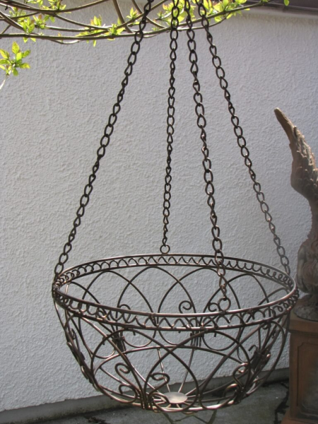 Hängekorb Spiralmuster aus Metall