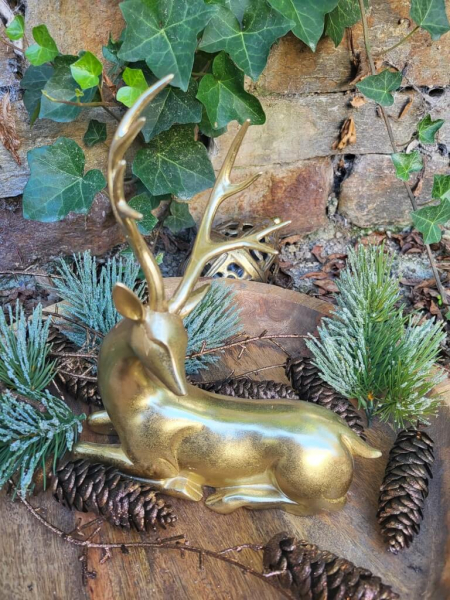 Hirsch Eiko liegend, Polyresin, gold
