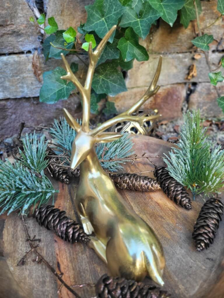 Hirsch Eiko liegend, Polyresin, gold