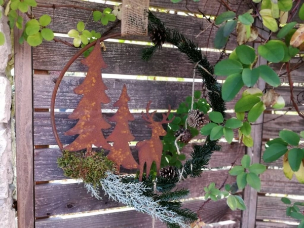 Edelrost Hirsch mit Tannen im Ring