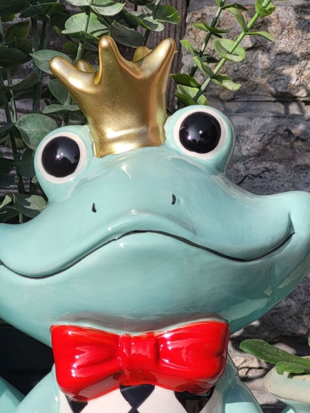 Keramik Frosch Fridolin mit Krone und Mascherl, mint