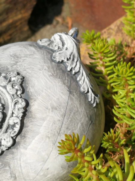 Shabby Dekokugel mit Barock-Rahmen große Blüte, grau