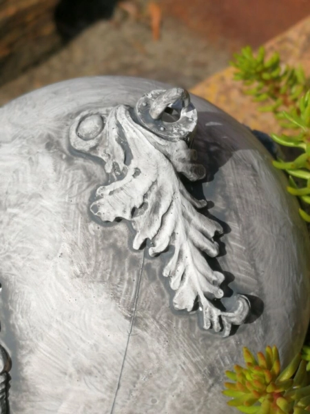 Shabby Dekokugel mit Barock-Rahmen große Blüte, grau