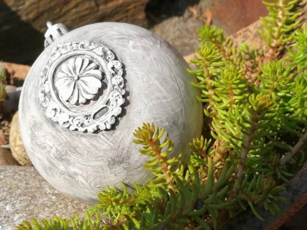 Shabby Dekokugel mit Barock-Rahmen große Blüte, grau