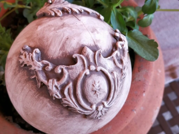 Shabby Dekokugel mit Flügelornament, nougatbraun
