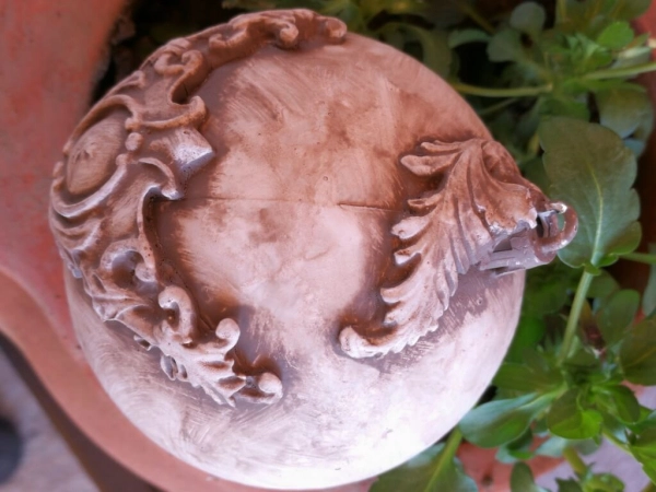 Shabby Dekokugel mit Flügelornament, nougatbraun