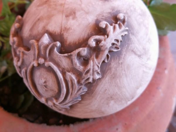 Shabby Dekokugel mit Flügelornament, nougatbraun