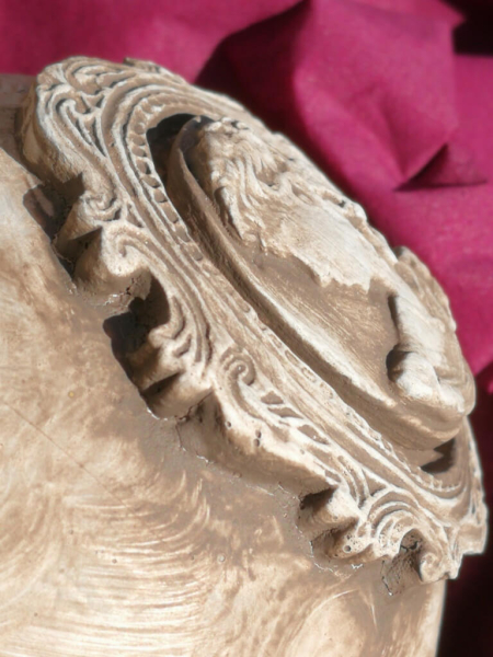 Shabby Dekokugel mit Rahmen und Kamee, nougat-braun