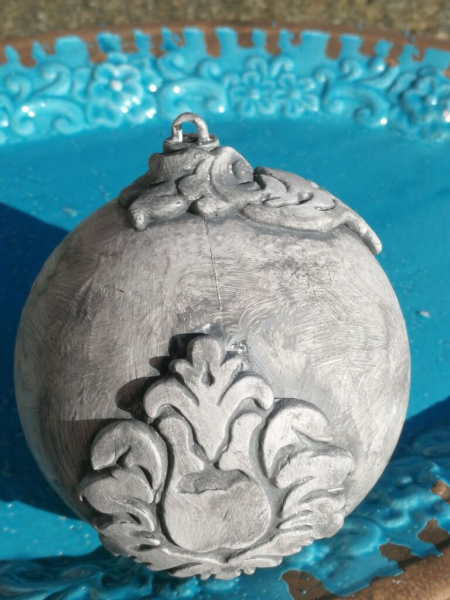 Shabby Dekokugel mit breitem Ornament, grau