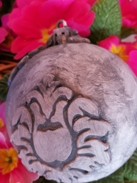 Shabby Dekokugel mit breitem Ornament, grau