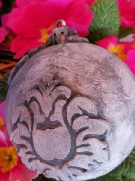 Shabby Dekokugel mit breitem Ornament, grau