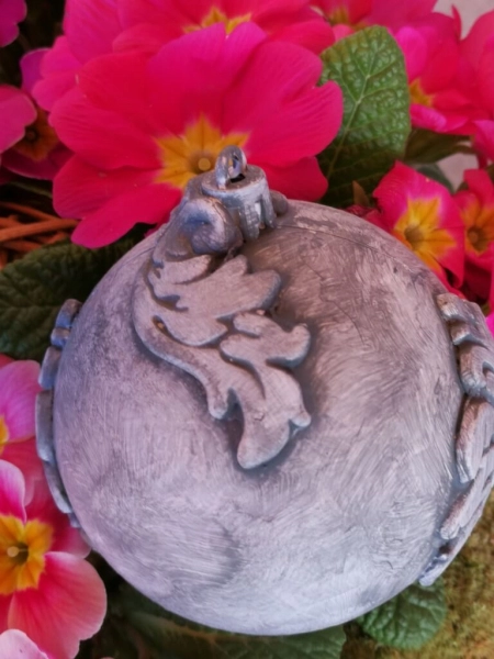 Shabby Dekokugel mit breitem Ornament, grau