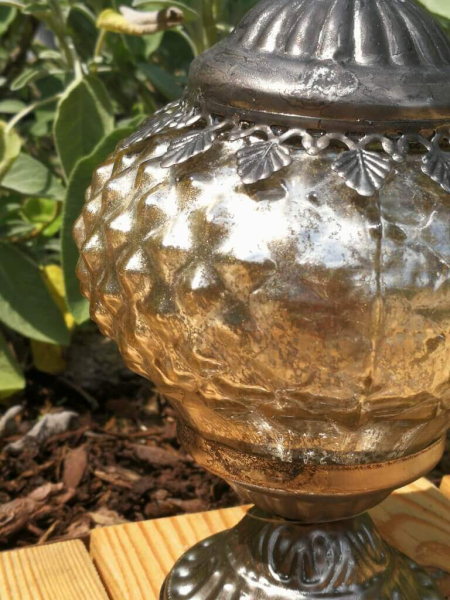 Glaswindlicht Kugel auf Fuß mit LED