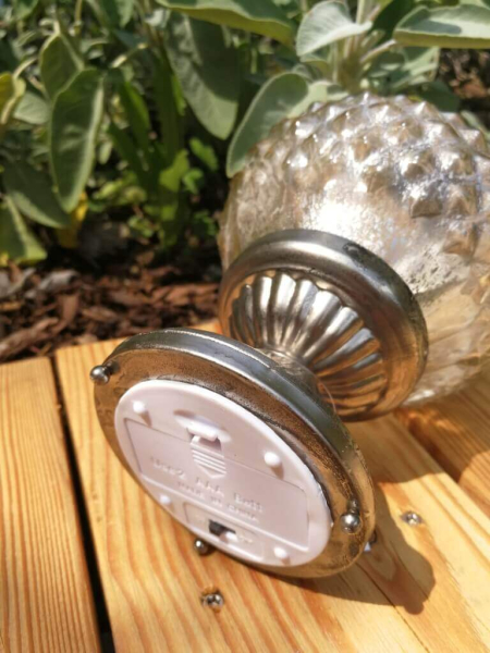 Glaswindlicht Kugel auf Fuß mit LED