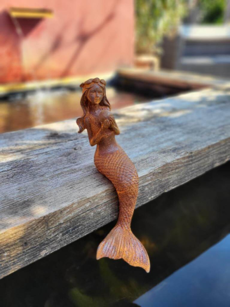 Gusseisen Meerjungfrau Ozeana, mit Edelrostfinish