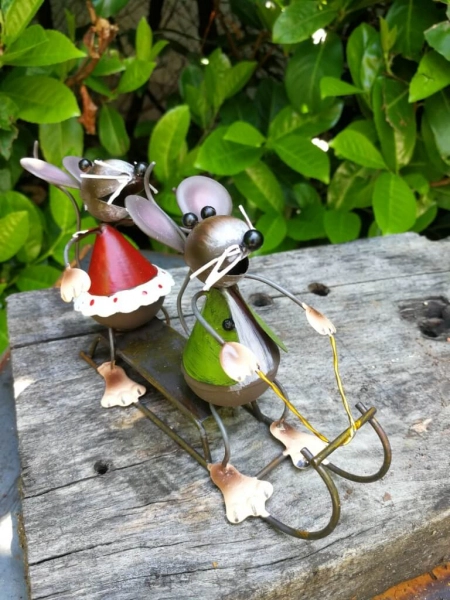 Mäusepärchen auf Schlitten