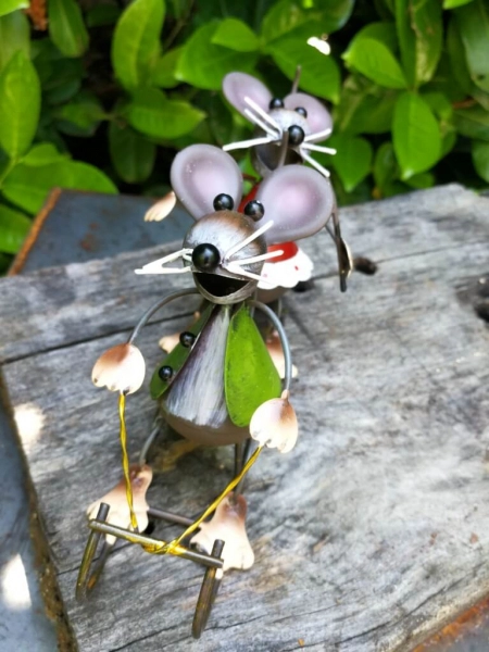 Mäusepärchen auf Schlitten