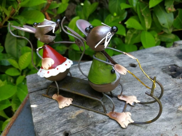 Mäusepärchen auf Schlitten