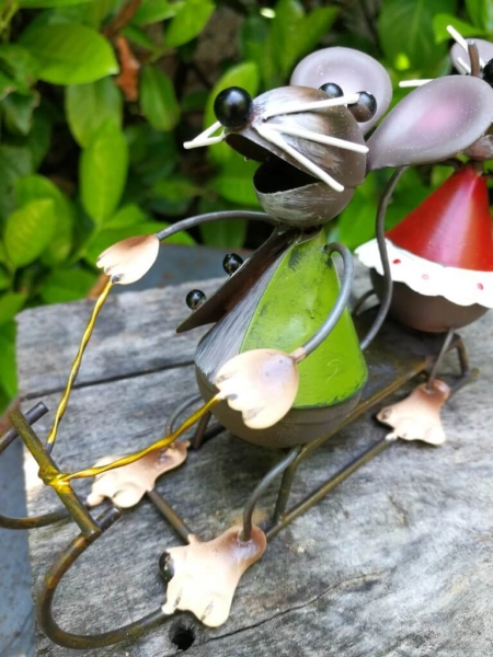 Mäusepärchen auf Schlitten