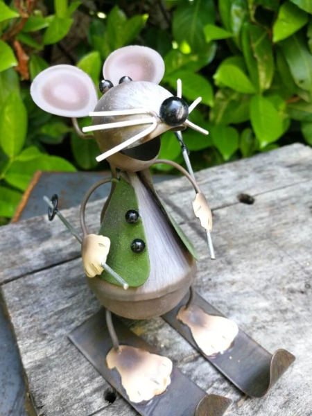 Maus Amigo auf Ski