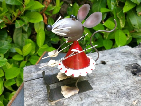 Maus Bonita auf Ski