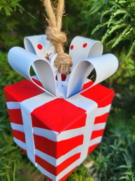 Metallgeschenk zum Hängen, rot-weiß gestreift mit weißer Schleife