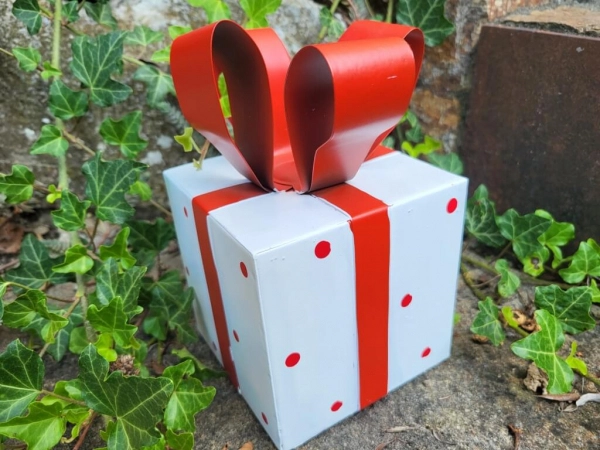Metallgeschenk zum Stellen, weiß mit roten Punkten