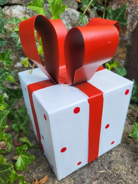 Metallgeschenk zum Stellen, weiß mit roten Punkten
