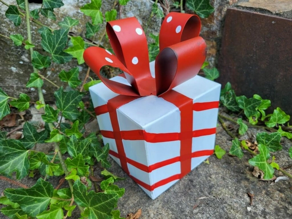 Metallgeschenk zum Stellen, rot-weiß gestreift mit roter Schleife