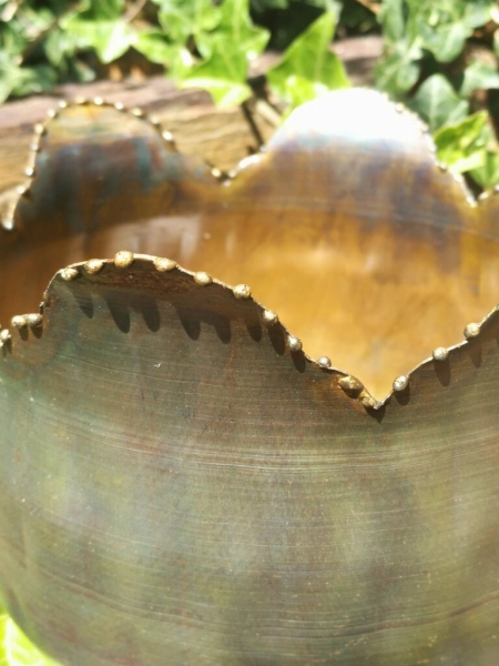 Pflanzschale Blüte mit Punktrand, kupfer-grün