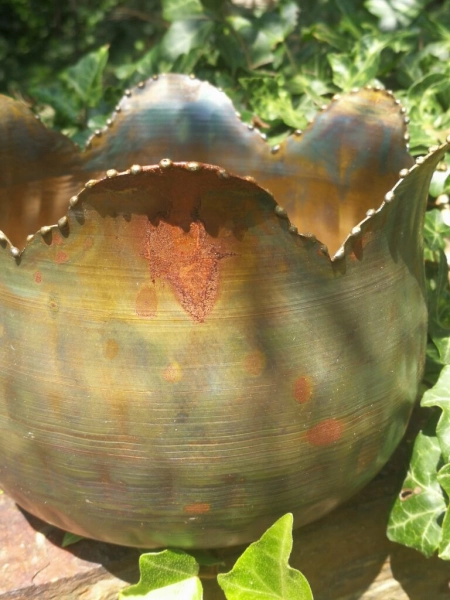 Pflanzschale Blüte mit Punktrand, kupfer-grün