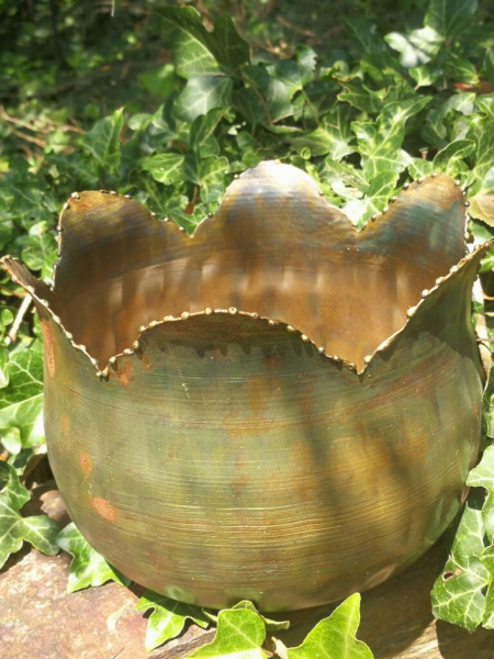 Pflanzschale Blüte mit Punktrand, kupfer-grün