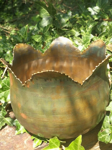 Pflanzschale Blüte mit Punktrand, kupfer-grün