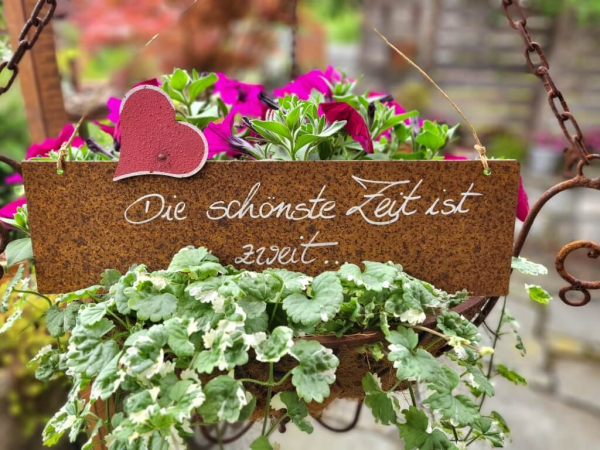 Edelrost Schild mit rotem Herz Zeit zu zweit