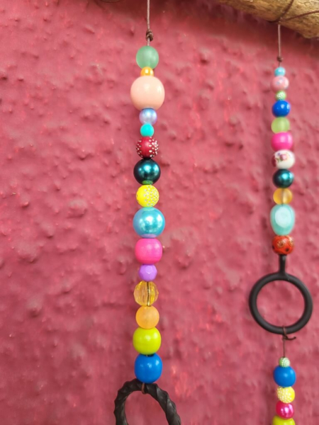 Mobile pure Lebensfreude, bunt mit schwarzen Ringen