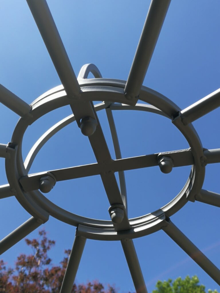Metallpavillion mit Bank, hellgrau lackiert