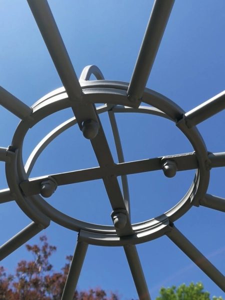 Metallpavillion mit Bank, hellgrau lackiert