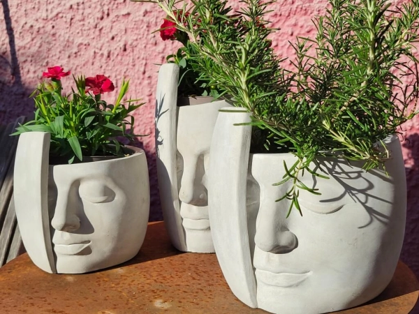 Pflanzvase halbes Gesicht, modern