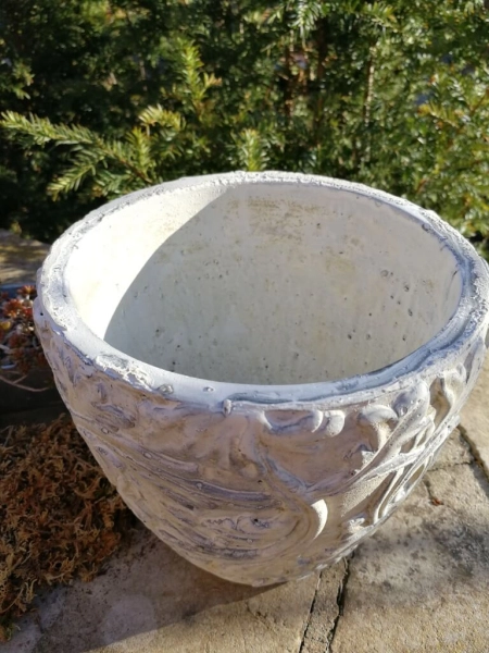 Pflanzvase Valo Ranke creme aus Zement