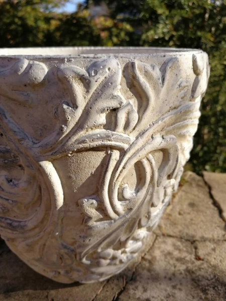 Pflanzvase Valo Ranke creme aus Zement