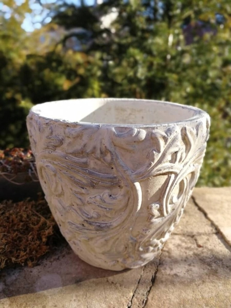Pflanzvase Valo Ranke creme aus Zement