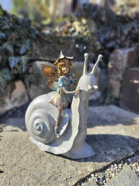 Elfe auf Schnecke, Polyresin, bronzeoptik