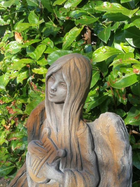 Relief Engel Hope Rosteffekt, Betonguss